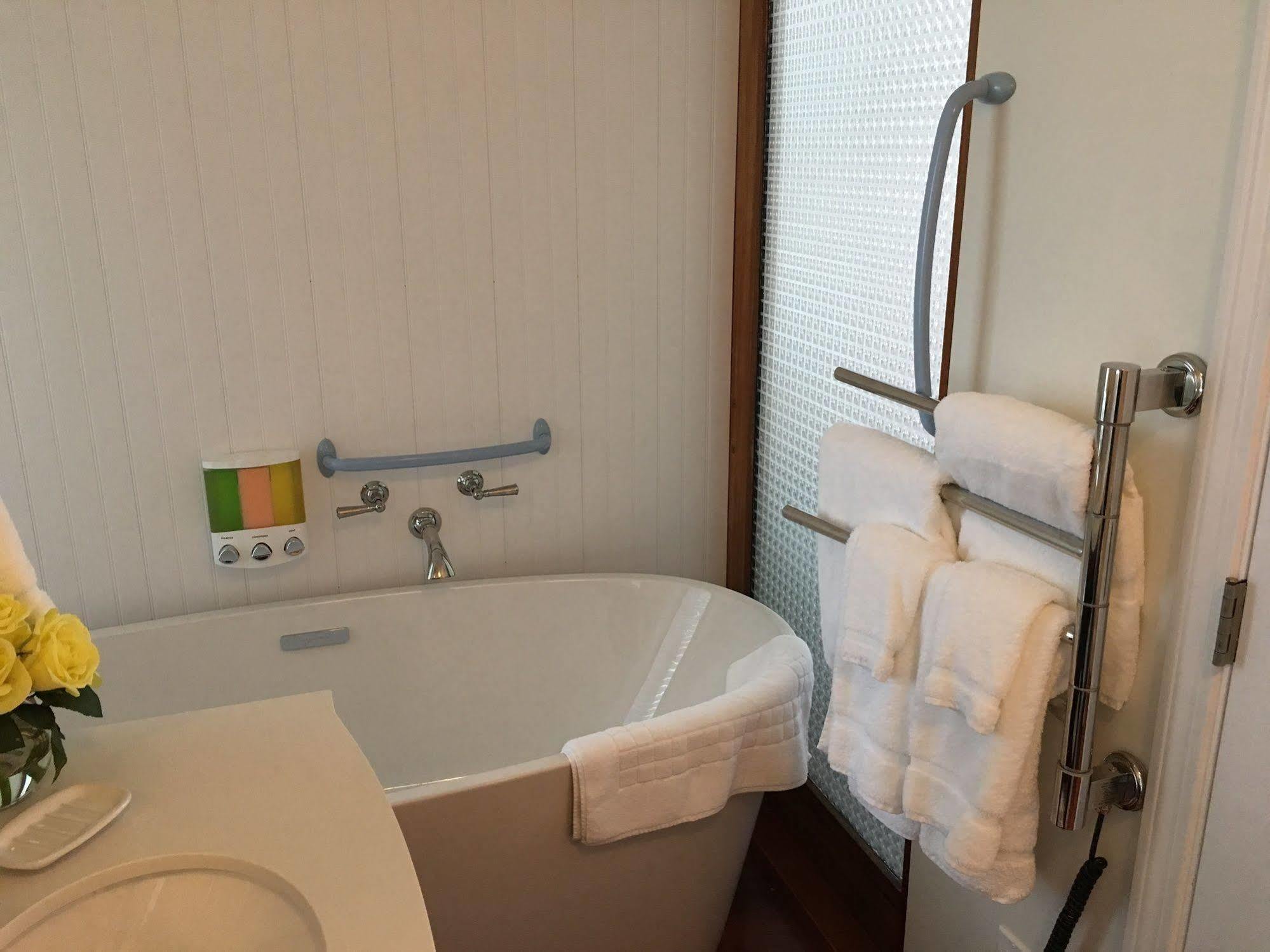 Riverhouse And Hotel 3*
